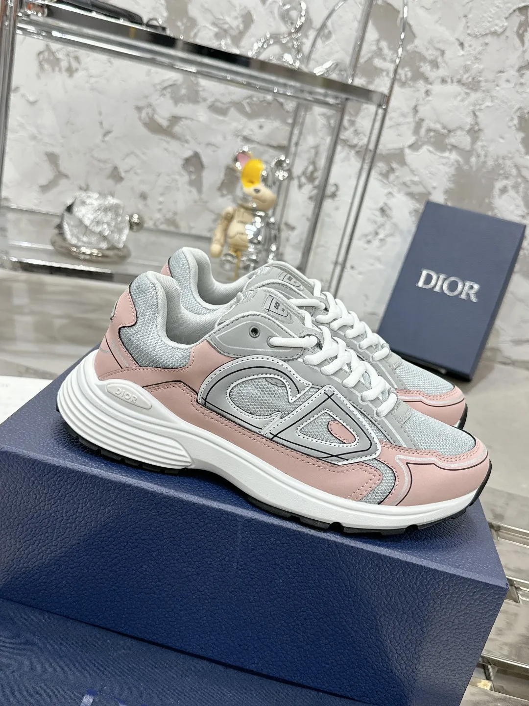 Men's men's shoes 💰600❤️❤️❤️High version Dior Dior's latest color matching B30 series reflective dad sneakers original 17380💰 purchased for development and production Brand new B30 sneakers Dad Shoes style shoes that follow the trend of the retro market The Dior logo on the tongue also indicates that this pair of shoes is the B30 model! B30 uses fine-textured leather and mesh cloth materials to form a shoe body. There are conspicuous letters CD on both sides of the shoe body to indicate identity. Many lines on the shoe body outline details to make the shoes look less monotonous and full of retro flavor. The delivery counter is exquisitely packaged🛍📦 ▪️Fabric: Original customized technical fabric + mesh ▪️Inner lining: Customized breathable lining ▪️Outsole: Original molded IP foam + TPU outsole ▪️Sole thickness: 3.5CM ▪️Size: Women’s size 35-40 / Men’s size 39-46